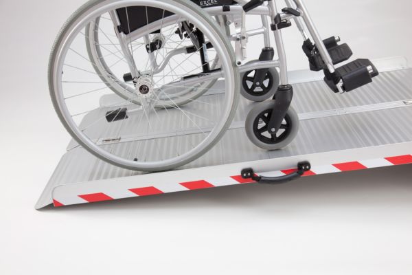 Manueller Rollstuhl auf Extra Breiter klappbaren Rollstuhlrampe